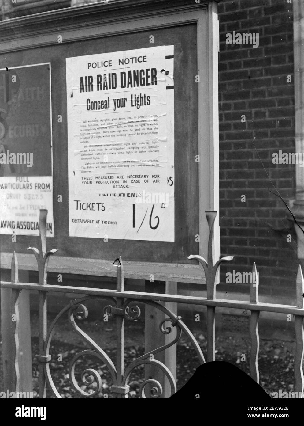 Air RAID Vorsichtsmaßnahmen beachten Sie anweist Zivilisten, ihre Lichter zu verbergen, um die Gefahr von Luftangriffen zu reduzieren. 1939 Stockfoto