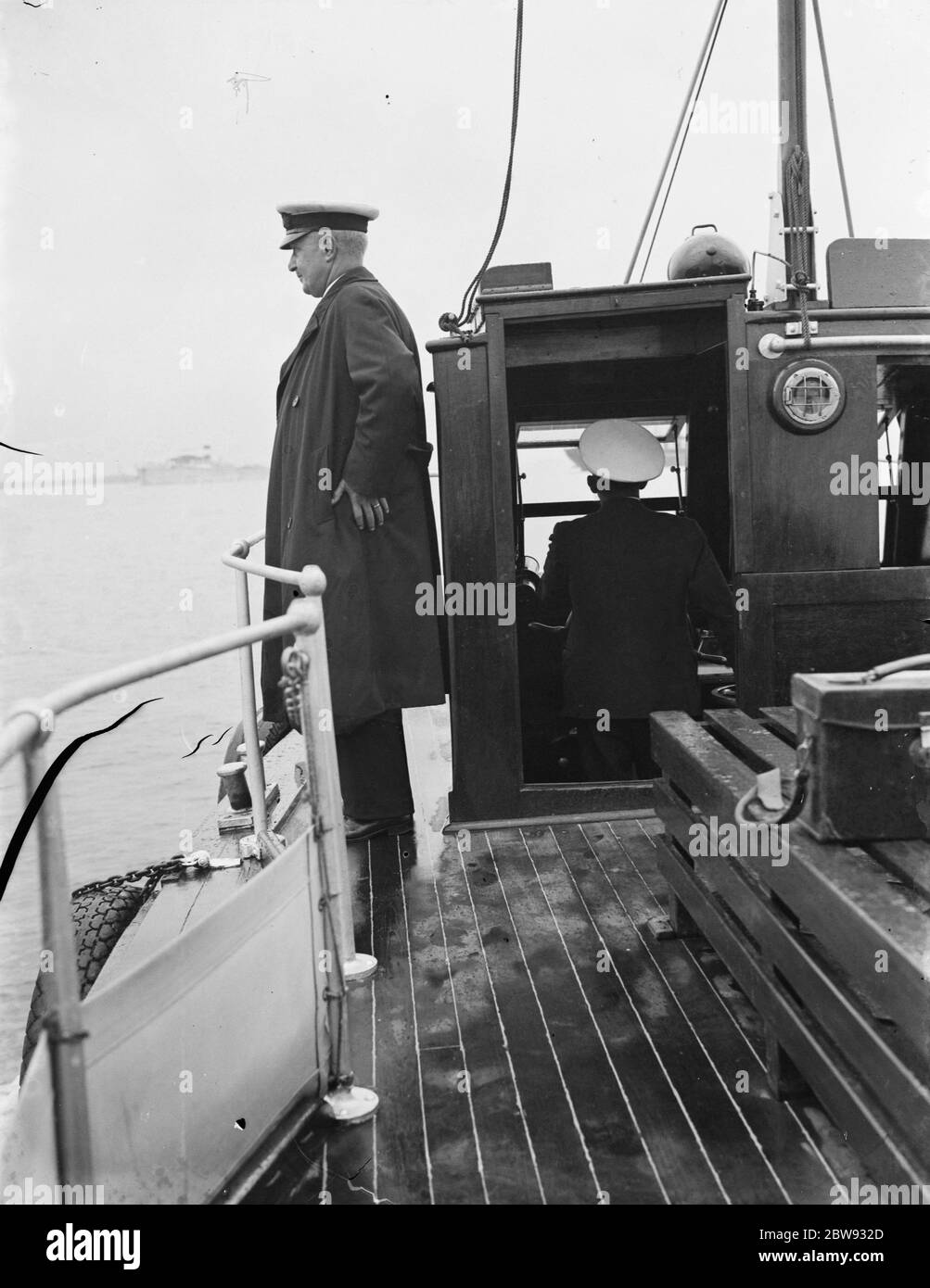 Thames Piloten in Gravesend, Kent, die Schiffen helfen, durch die verstopften Gewässer des Hafens zu navigieren. W Simmonds auf dem Deck eines Bootes. 1939 Stockfoto