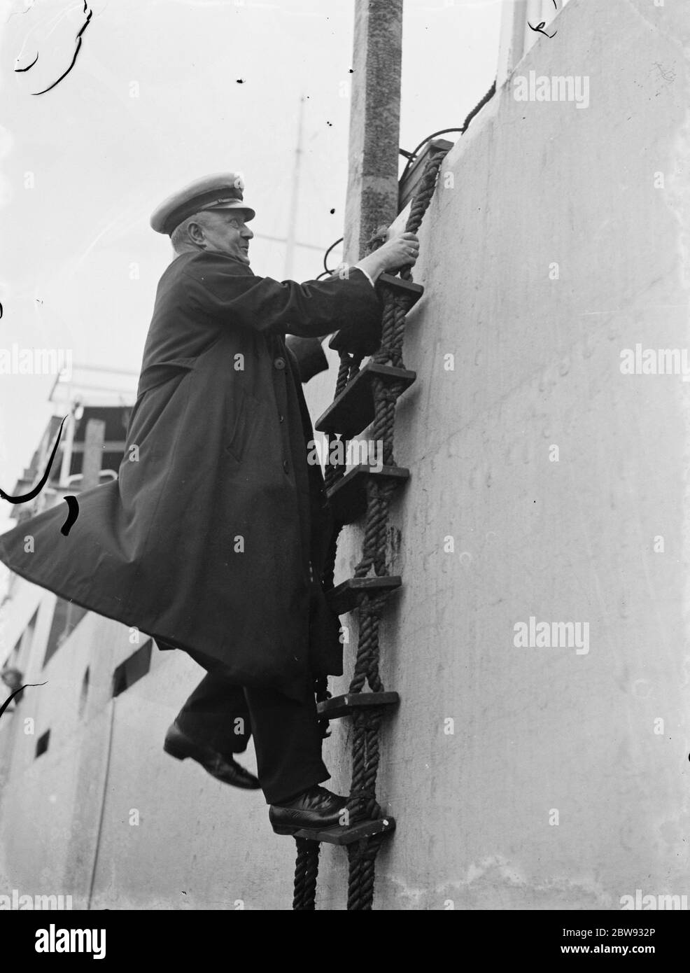 Thames Piloten in Gravesend, Kent, die Schiffen helfen, durch die verstopften Gewässer des Hafens zu navigieren. W Simmonds Clibing an Bord eines Schiffes . 1939 Stockfoto