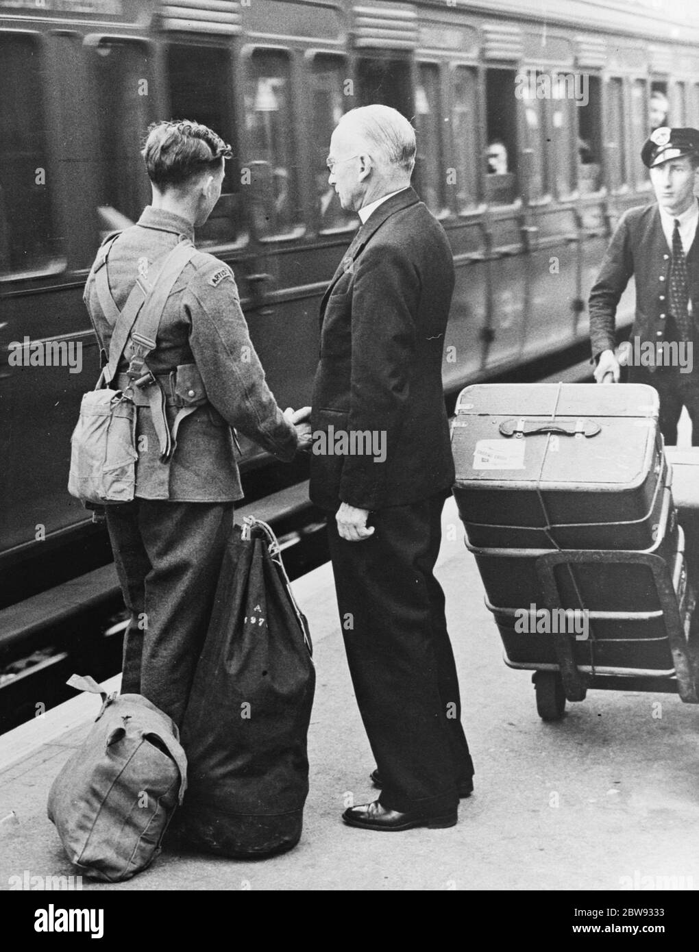 Der Vikar von Sidcup, Reverend J E Coates, sieht seinen Sohn, ein Freiwilliger in den Artists Gewehre, an dem Tag, dass der Krieg erklärt wurde. September 1939 Stockfoto