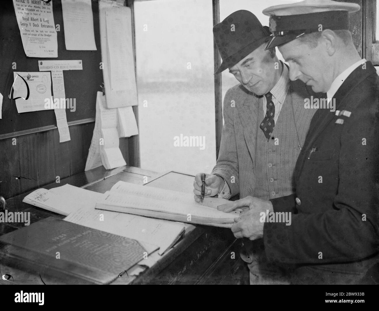 Thames Piloten in Gravesend, Kent, die Schiffen helfen, durch die verstopften Gewässer des Hafens zu navigieren. W Liley mit G Coles, der Sekretär. 1939 Stockfoto