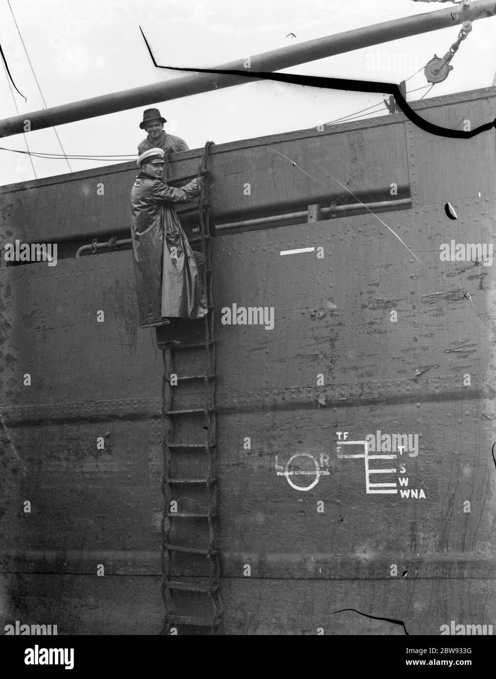 Thames Piloten in Gravesend, Kent, die Schiffen helfen, durch die verstopften Gewässer des Hafens zu navigieren. F W Foster Klettern auf Leiter . 1939 Stockfoto