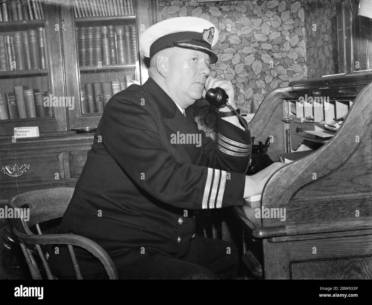 Thames Piloten in Gravesend, Kent, die Schiffen helfen, durch die verstopften Gewässer des Hafens zu navigieren. Herr L E Owen, Herrscher der Piloten, am Telefonpult. 1939 Stockfoto