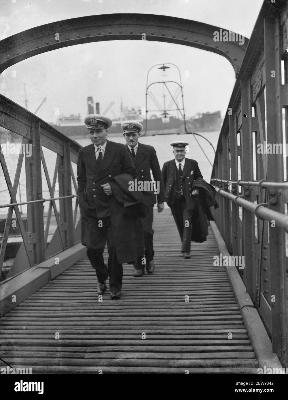 Thames Piloten in Gravesend, Kent, die Schiffen helfen, durch die verstopften Gewässer des Hafens zu navigieren. S H Walker, W M Reekie und W H Simmons Ankunft an Land. 1939 Stockfoto