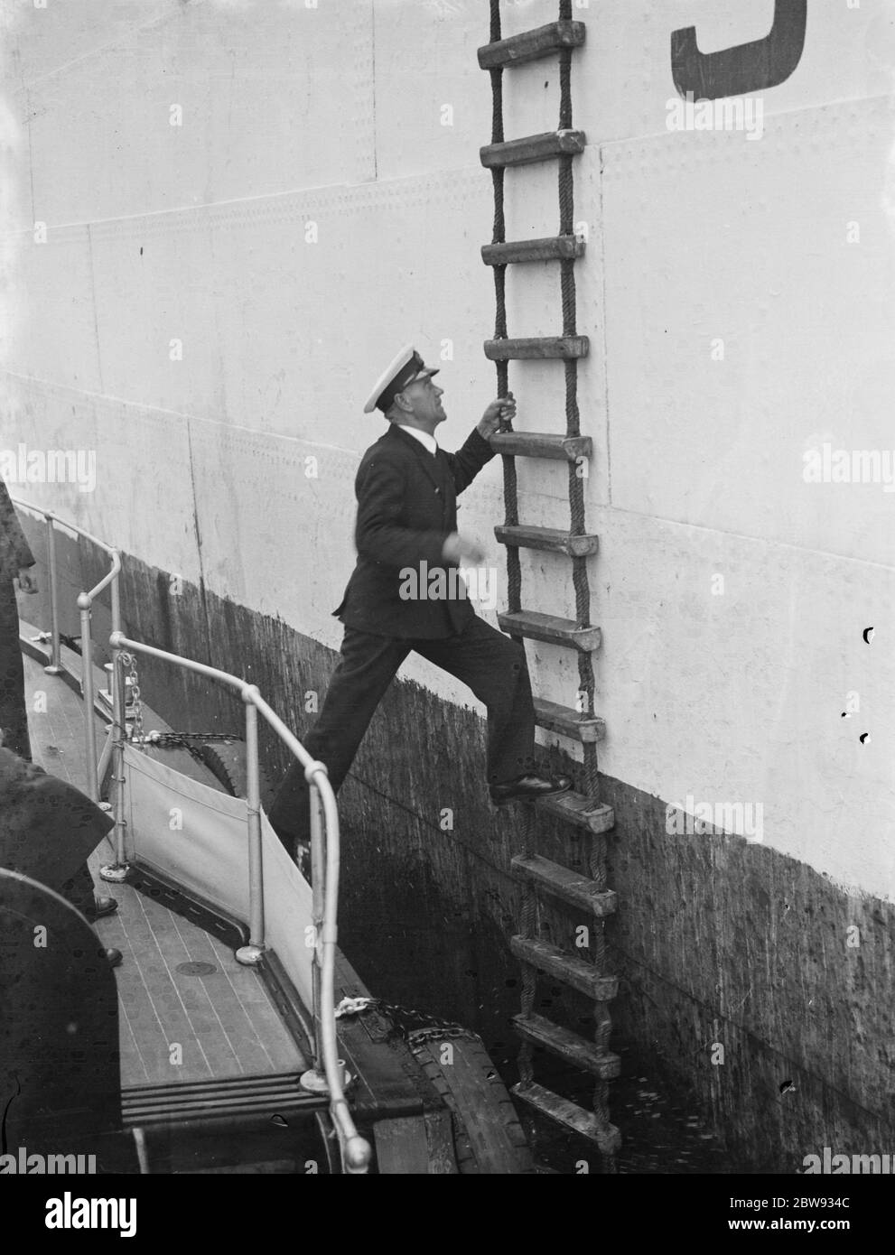 Thames Piloten in Gravesend, Kent, die Schiffen helfen, durch die verstopften Gewässer des Hafens zu navigieren. G W Dean klettert eine Leiter hoch, um an Bord eines Schiffes zu gehen. 1939 Stockfoto