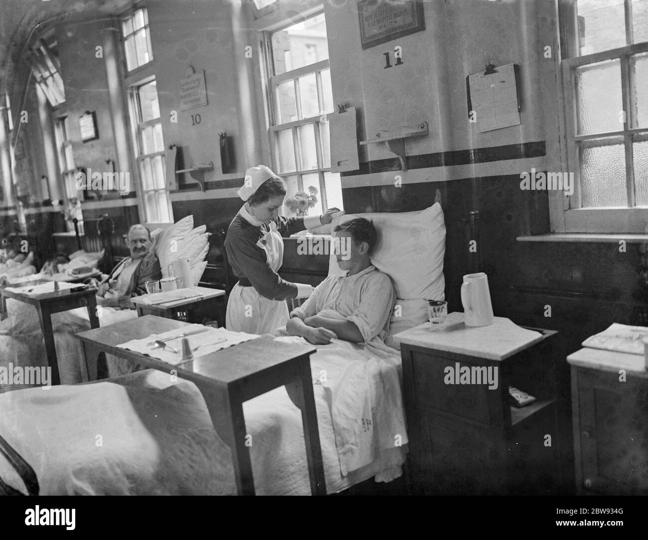 Gravesend Krankenhaus in Kent . Krankenschwester mit einem jungen Patienten . 1939 Stockfoto