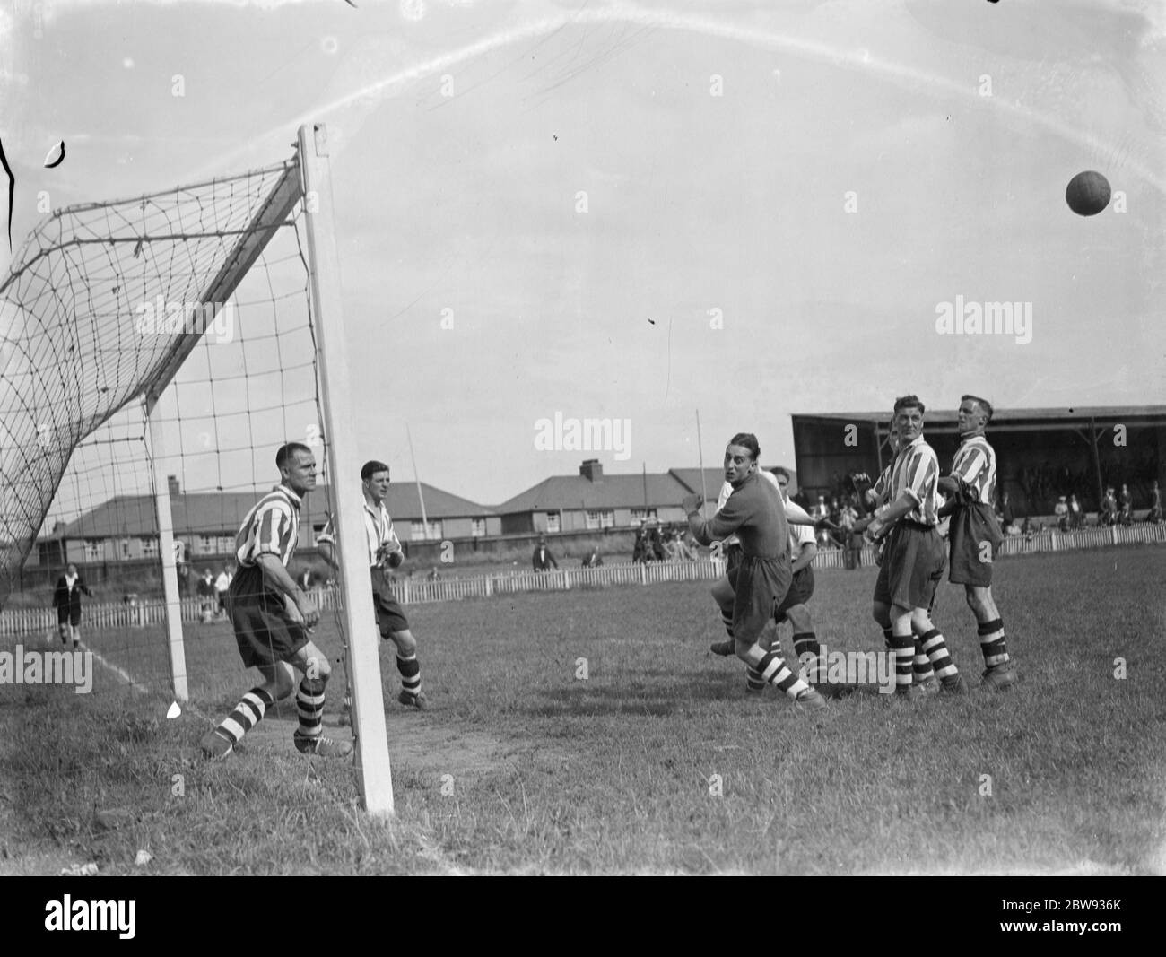 Dartford gegen Guildford Fußballspiel . Ziel Mund Aktion . 1939 Stockfoto