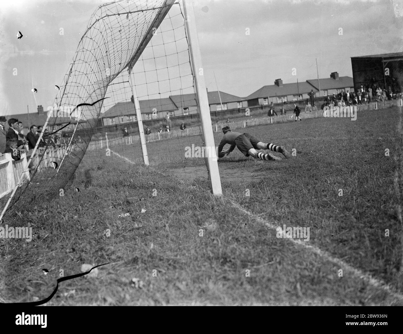 Dartford gegen Guildford Fußballspiel . Tormündung Aktion, der Torwart taucht für den Ball. 1939 Stockfoto