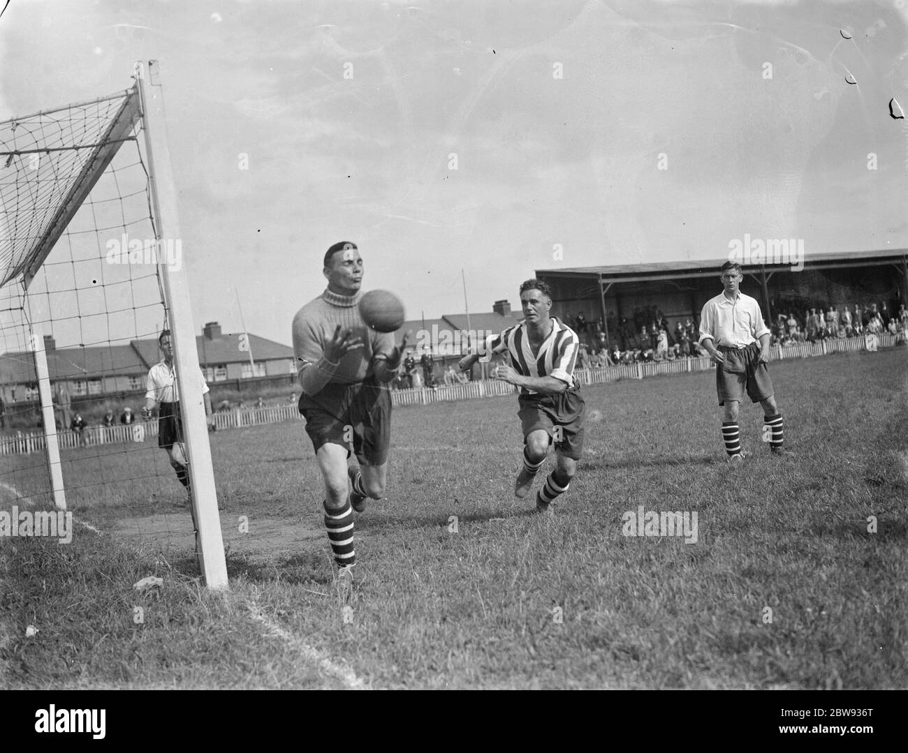 Dartford gegen Guildford Fußballspiel . Ziel Mund Aktion . 1939 Stockfoto