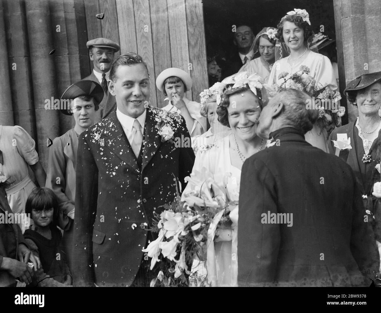Die Hochzeit von Herrn M Hatfield und Miss I Smith . Die Braut und Bräutigam in einer Menge, mit Konfetti geduscht. 1939 Stockfoto