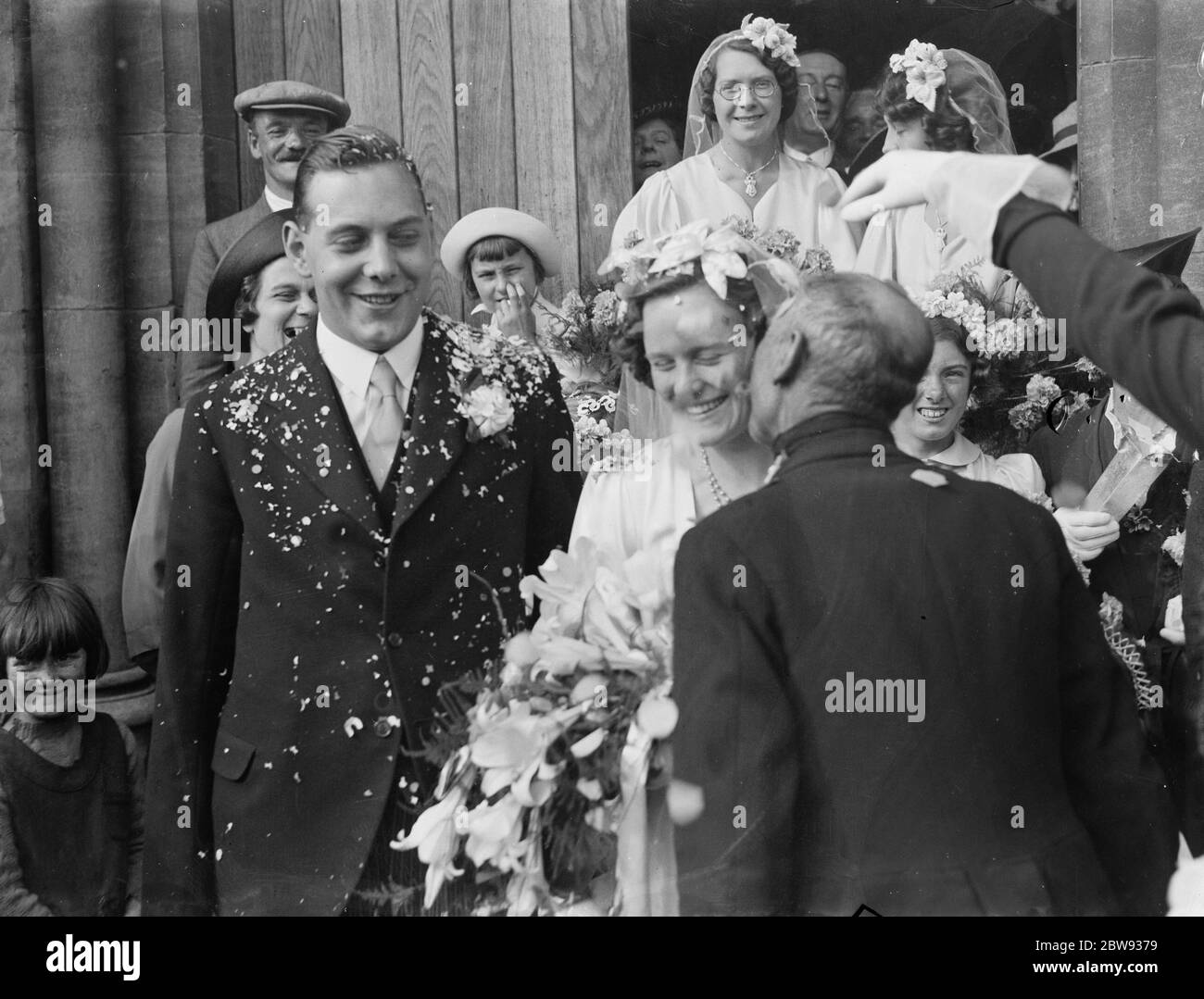 Die Hochzeit von Herrn M Hatfield und Miss I Smith . Die Braut und Bräutigam in einer Menge, mit Konfetti geduscht. 1939 Stockfoto