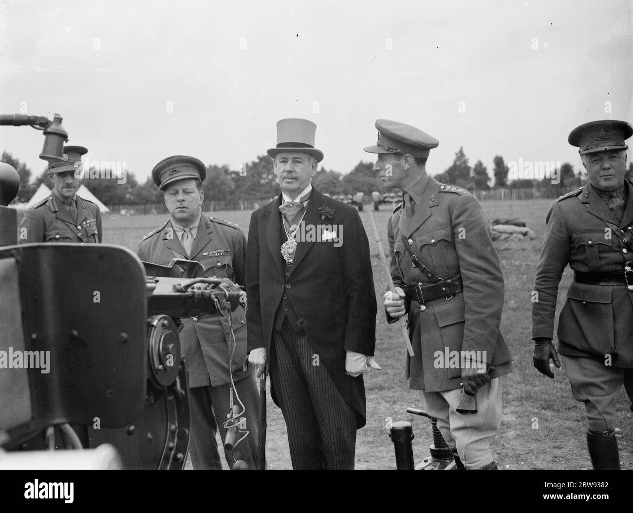 Der Bürgermeister von London, Sir Frank Bowater, und sein Sohn, Kapitän Ian Bowater, bei einem Anti-Flugzeug-Kanone-Platzierung auf hügeligen Feldern in Lewisham, London. 1939 Stockfoto