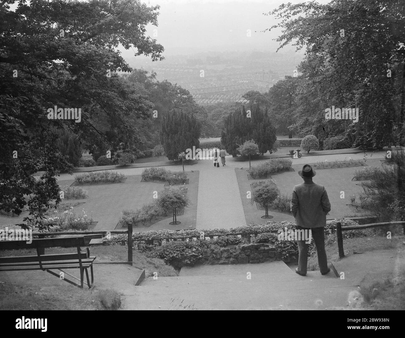 Ein Mann steht mit Blick über Castlewoods in Eltham, Kent. 1939 Stockfoto