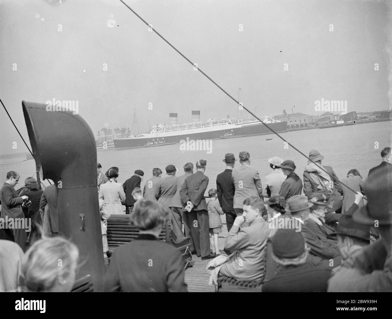 Menschenmassen haben sich versammelt, um das RMS Mauretania zu sehen, das im Tilbury Dock in Essex auf der Wartelaste liegt. RMS Mauretania ist ein Ozeandampfer von Leonard Peskett entworfen und von Swan, Hunter & Wigham Richardson in Wallsend, Tyne und Wear für die British Cunard Line gebaut. 1939 Stockfoto