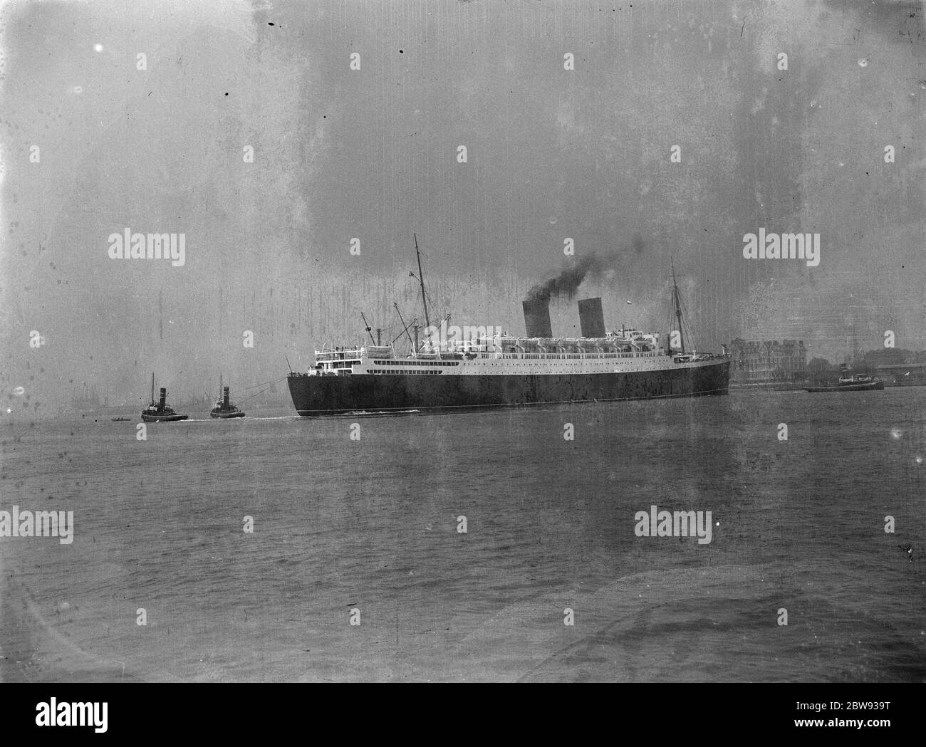 Die RMS Mauretania segelt auf der Themse vor Tilbury in Essex. RMS Mauretania ist ein Ozeandampfer von Leonard Peskett entworfen und von Swan, Hunter & Wigham Richardson in Wallsend, Tyne und Wear für die British Cunard Line gebaut. 1939 Stockfoto