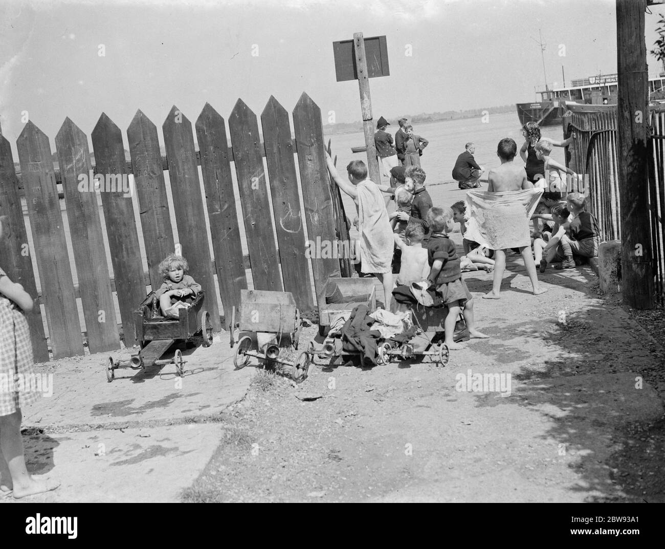 Kinder sind an den Fluss an der Themse-Mündung in Gravesend, Kent, gekommen, um das sonnige Wetter zu genießen. 1939 . Stockfoto