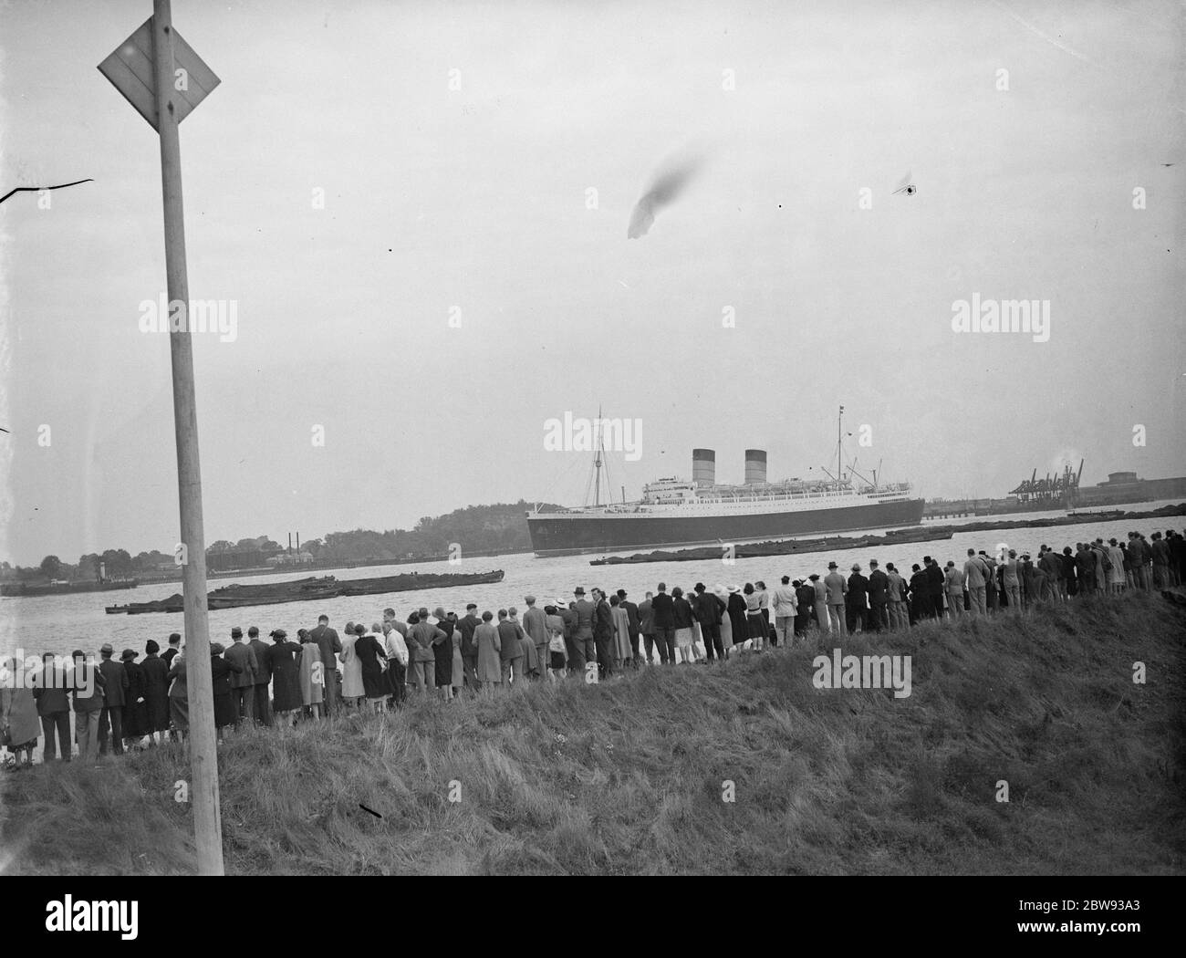 Menschenmassen versammeln sich am Ufer der Themse Mündung in Long Reach in Dartford, Kent, für eine Chance, die RMS Mauretania zu sehen. RMS Mauretania ist ein Ozeandampfer von Leonard Peskett entworfen und von Swan, Hunter & Wigham Richardson in Wallsend, Tyne und Wear für die British Cunard Line gebaut. 1939 Stockfoto