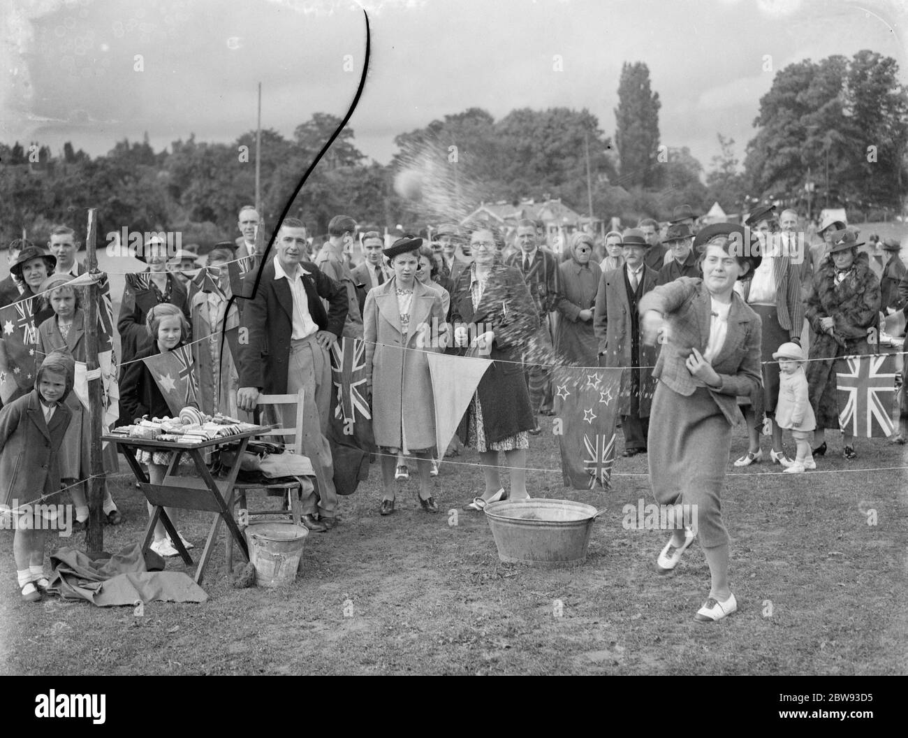 Das Chelsfield Fete in Kent. Eine Frau nimmt an einer der Side Shows Teil. 1939 Stockfoto