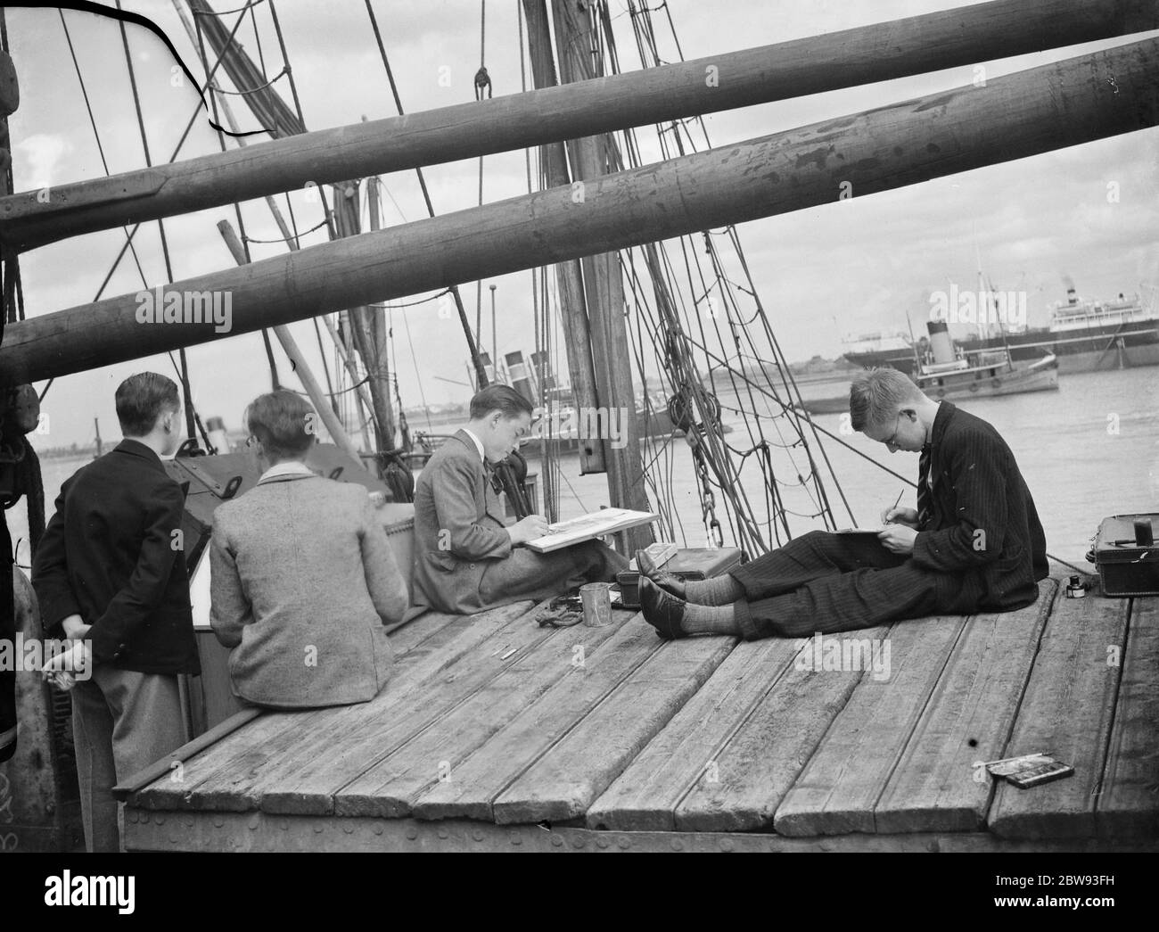 Schüler der Kunstschule sitzen auf dem Deck einer Thames Barge und zeichnen Bilder in Gravesend, Kent. 1939 Stockfoto