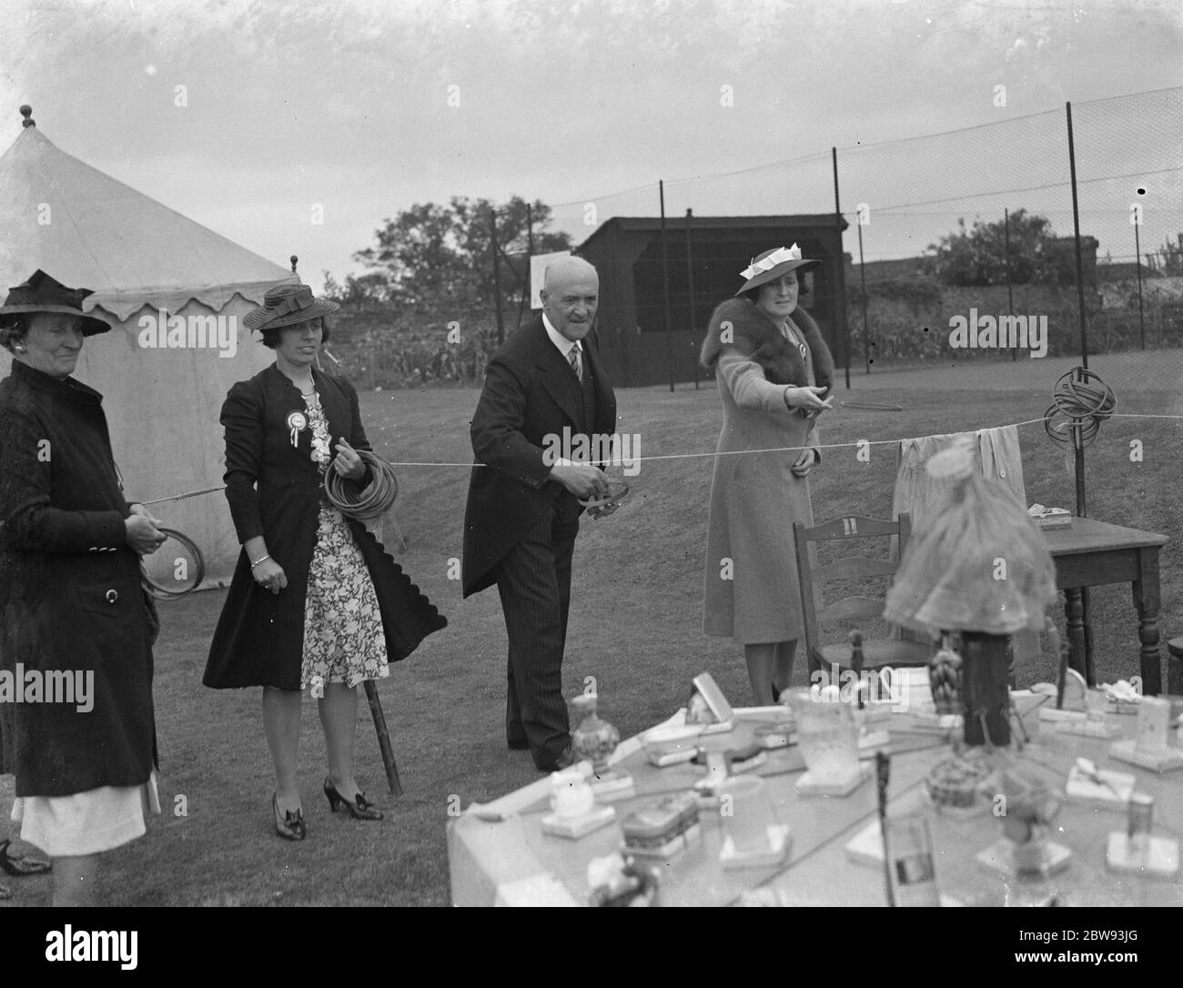 Die Wohltätigkeitsorganisation Rettungsboot Fete in Scadbury, Kent. Sir Waldron Smithers und Mrs Marriot spielen Hoopla. 1939 Stockfoto