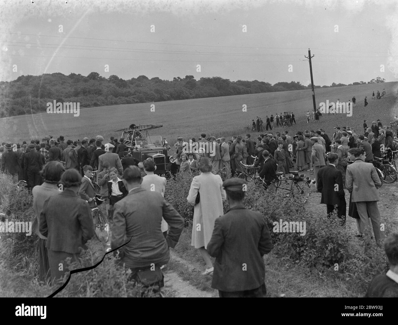 Ein Feuerwehrmotor an der Szene, wo ein de Havilland Tiger Moth Flugzeug abgestürzt in der Nähe von Wilmington, Kent. 1939 Stockfoto Ein Feuerwehrmotor an der Szene, wo ein de Havilland Tiger Moth Flugzeug abgestürzt in der Nähe von Wilmington, Kent. 1939 Stockfoto