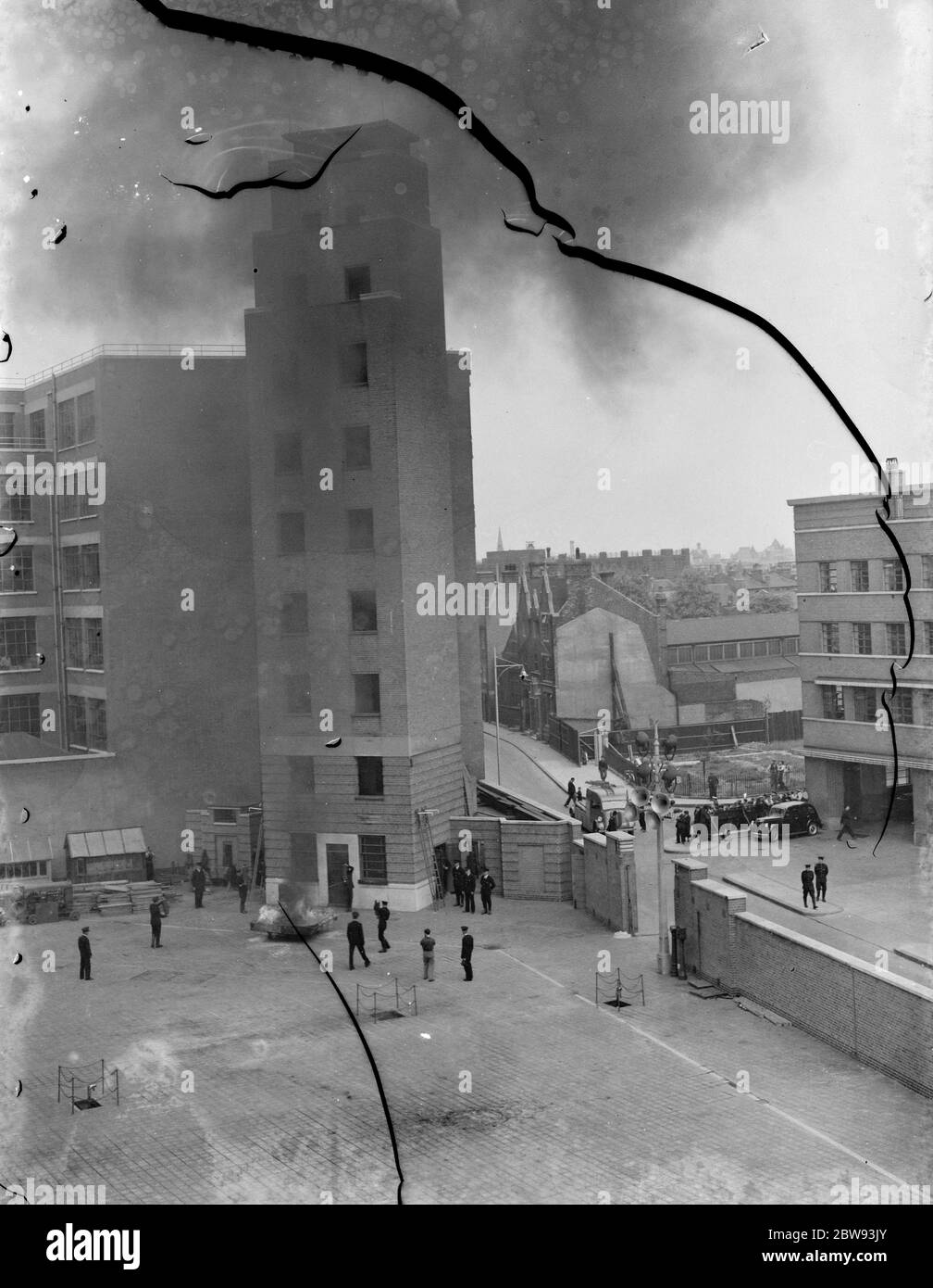 Eine Londoner Feuerwehr-Display in Lambeth, London. Die Feuerwehr reagiert während der Demonstration auf einen Brand am Fuße eines Hochhauses. 1939 Stockfoto