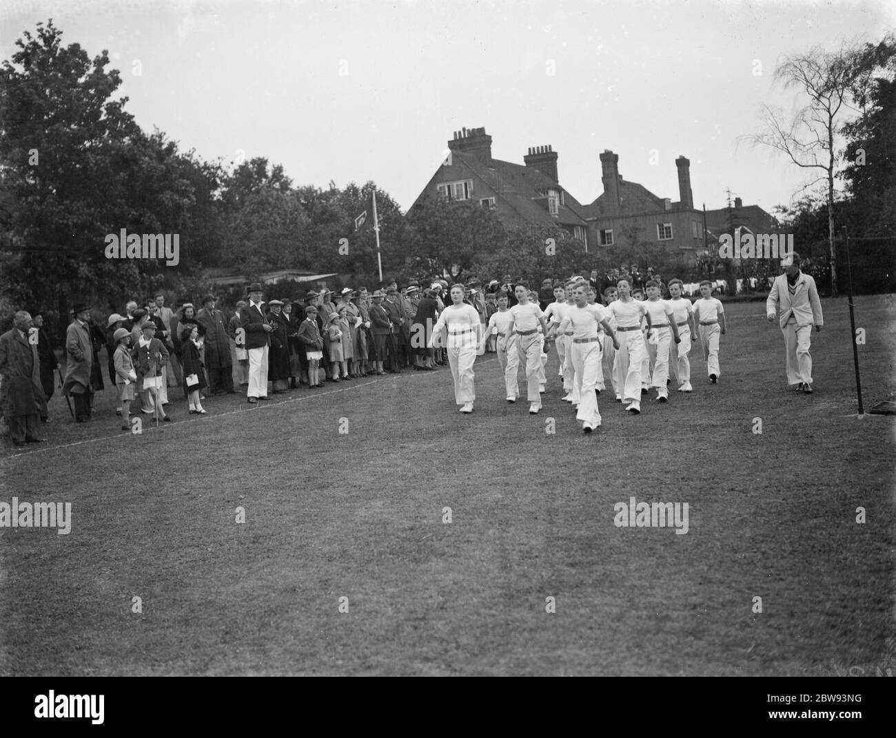 Sporttag in der Pennthorpe Schule in Kent. Die Jungs führen Dills . 1939 Stockfoto