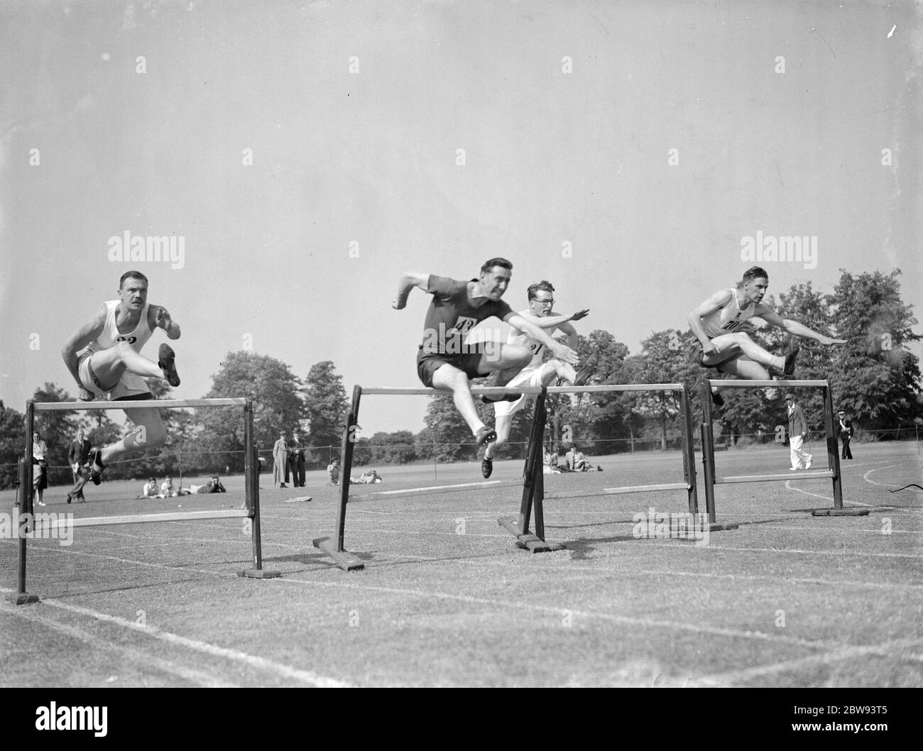 Das 120 Yard Hürdenlauf bei der Kent AAA Meisterschaft. 1939 Stockfoto