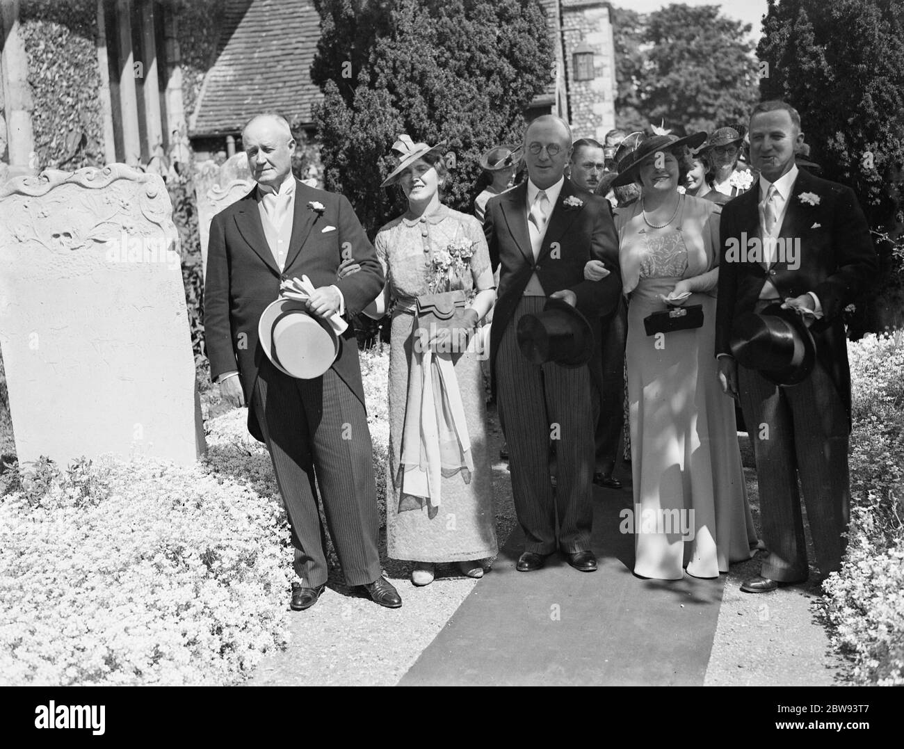 Die Hochzeit von Guy Farr und Miss Stacey in Crayford, Kent. Ein Familienfoto. 1939 Stockfoto