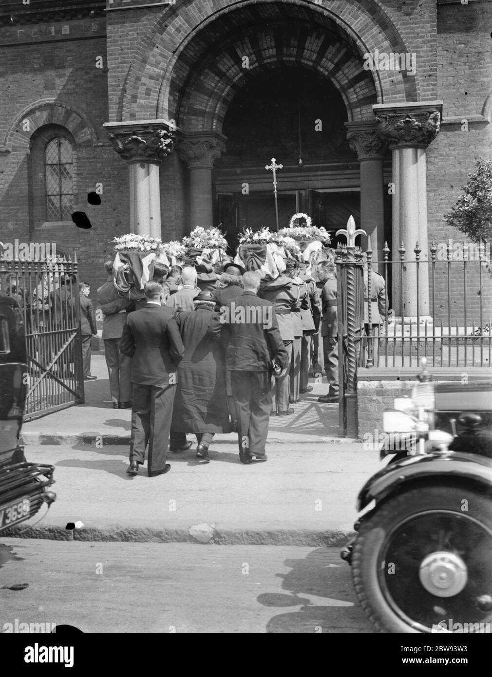 Eine militärische Beerdigung Prozession in Woolwich, London. Die Pallenträger nehmen den Sarg in die Kirche. 23 Mai 1939 Stockfoto
