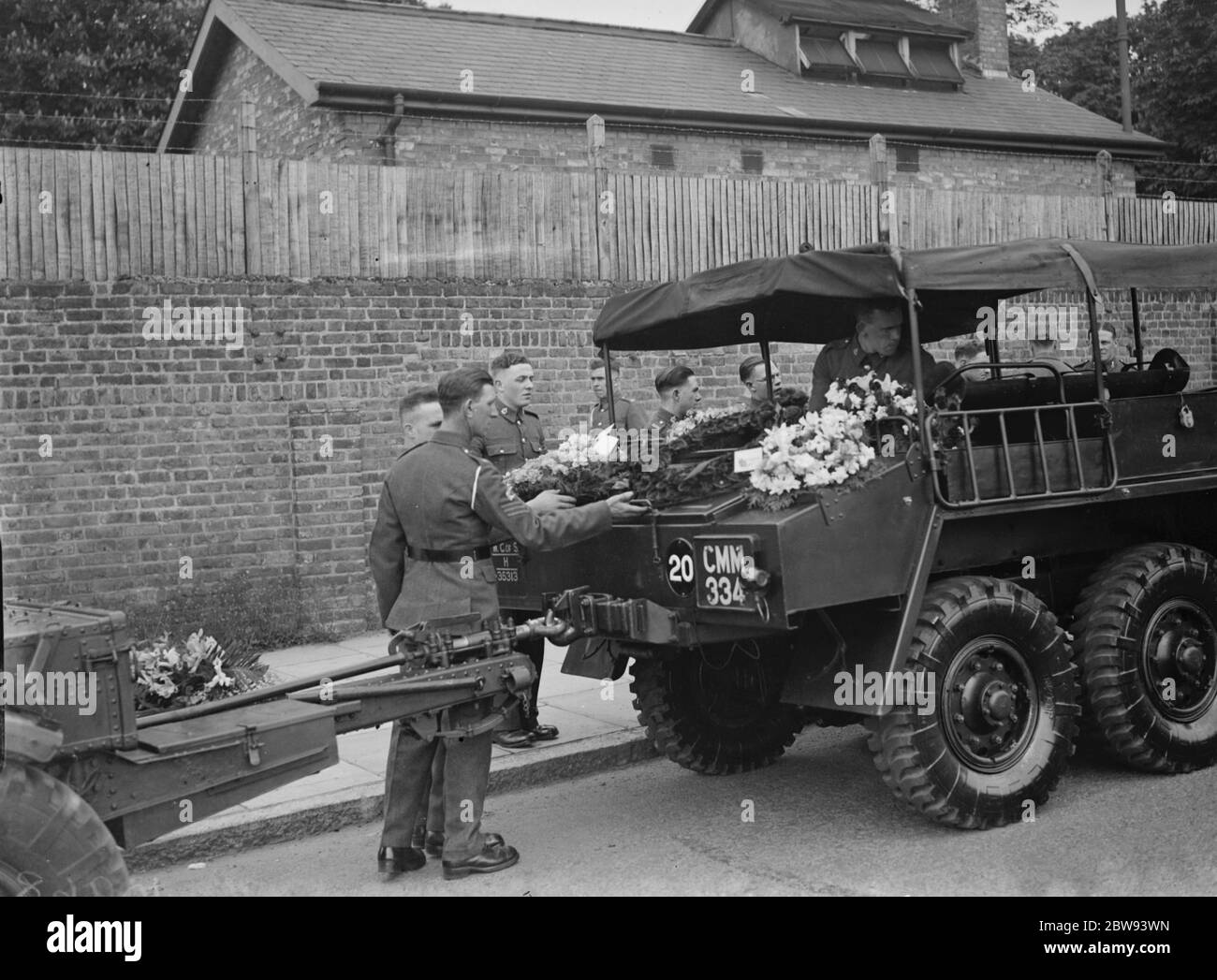 Eine militärische Beerdigung Prozession in Woolwich, London. Ein Blumenspray auf der Rückseite eines gepanzerten Militärfahrzeug. 23 Mai 1939 Stockfoto