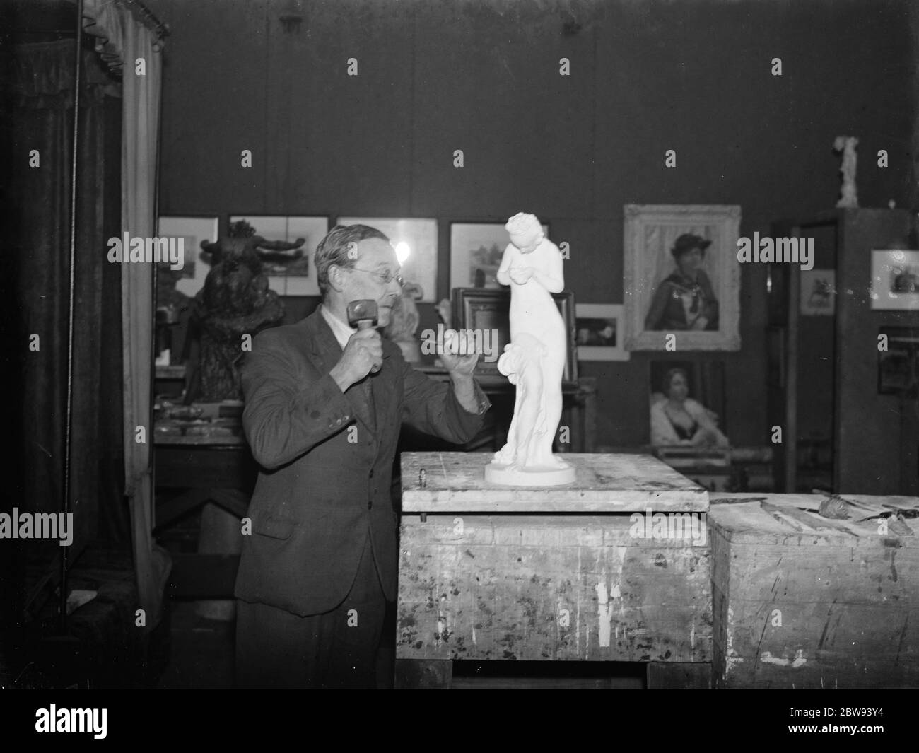 Herr Harry March , ein Bildhauer aus Farnborough, Kent, arbeitet an einem seiner Werke. 1938 . Stockfoto