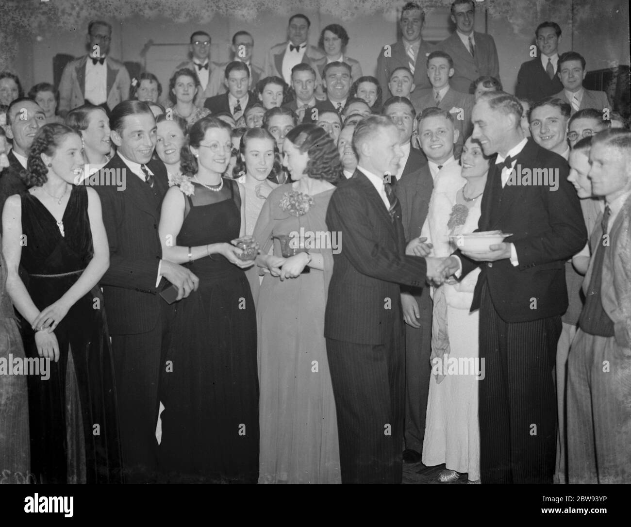 Eine Präsentation beim London Transport Dance in Eynsford, Kent. 1939 Stockfoto