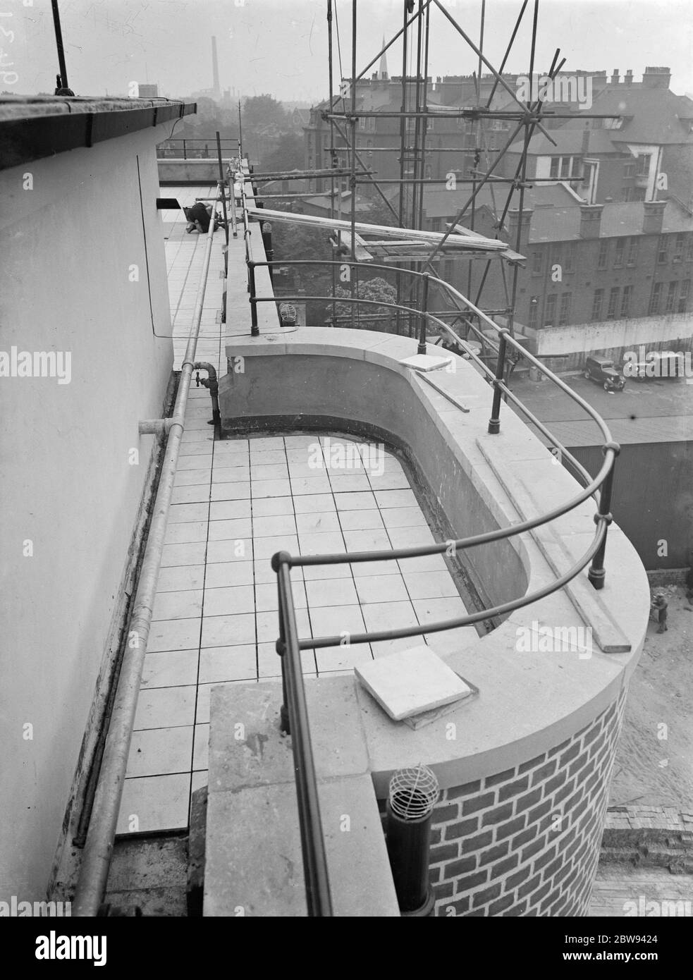 Arbeiter von Val De Travers Asphalt Limited , eine Pflasterung Unternehmen , arbeiten an der Pflasterung des Daches des London Jewish Hospital in Stepney Green . 1938 Stockfoto