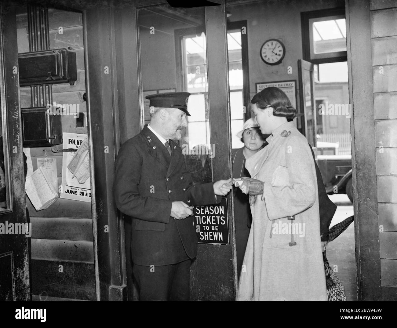 Fred Needham ein Ticket-Sammler in Dartford, Kent, Überprüfung der Karte einer Frau. 1938 Stockfoto