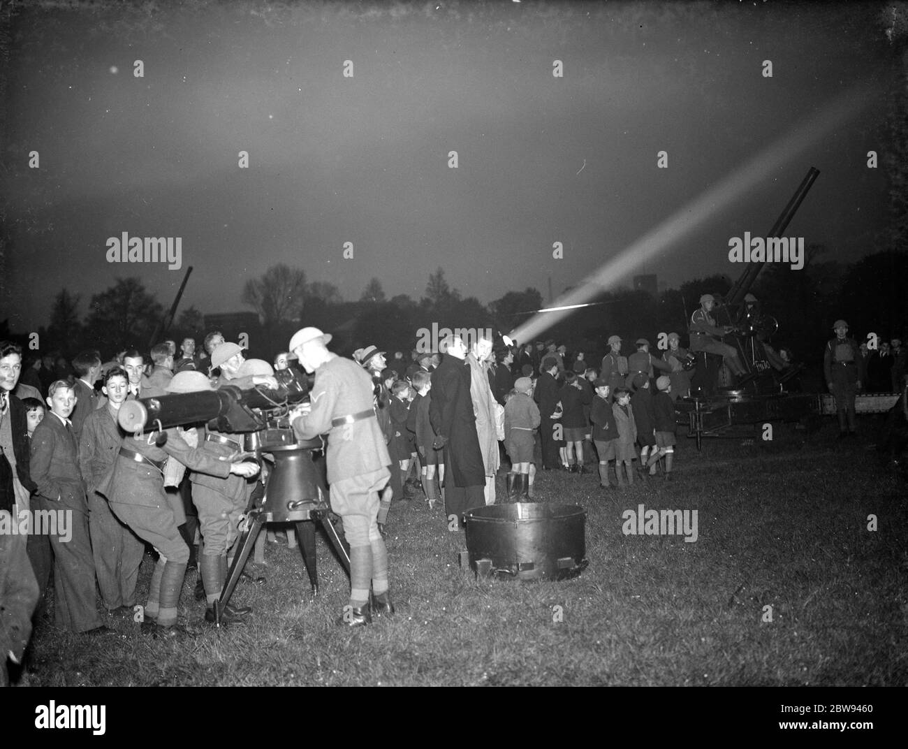 Ein Anti-Flugzeug-Display in Dartford, Kent. Im Vordergrund operieren Personel einen Entfernungsmesser, während im Hintergrund eine 3in Geschützcrew eine Demonstration gibt. 1938 Stockfoto
