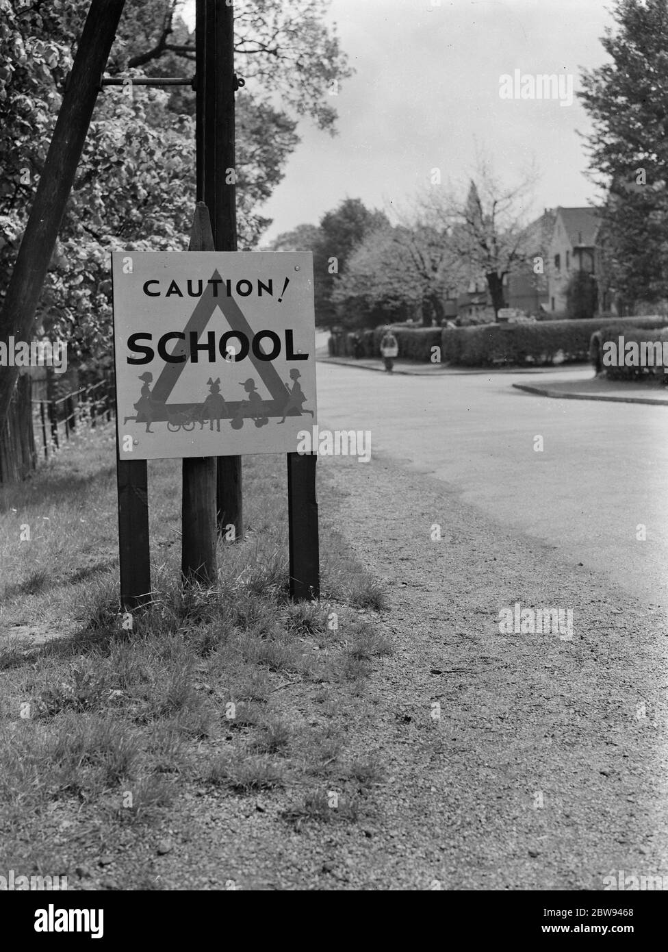 Schild warnt Fahrer einer Schule voraus, auf einer Straße in Shenfield, Essex. 1938 Stockfoto