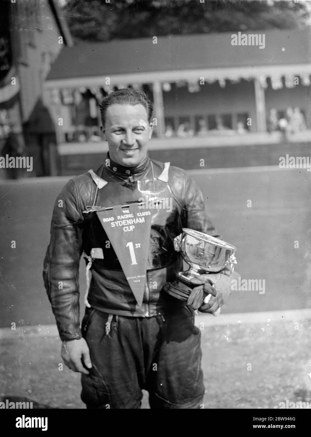 Die Crystal Palace Road Racing . J H T Smith, der Rennfahrer, posiert mit seiner Trophäe. 1938 Stockfoto