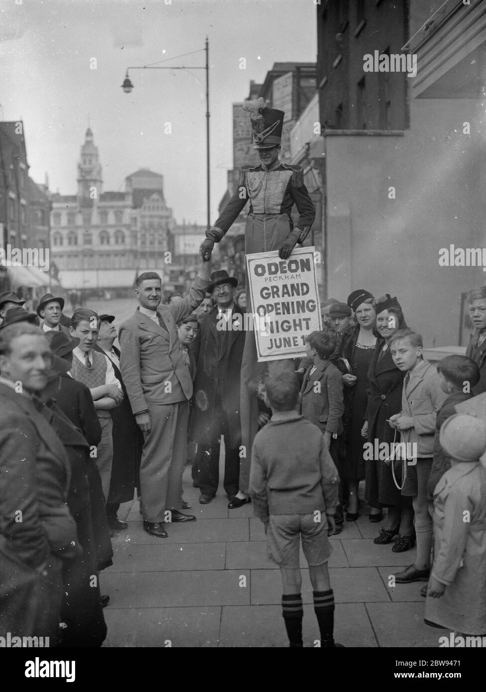 Die Anzeige für die Eröffnung des Odeon in Peckham, London. Juni 1938 Stockfoto