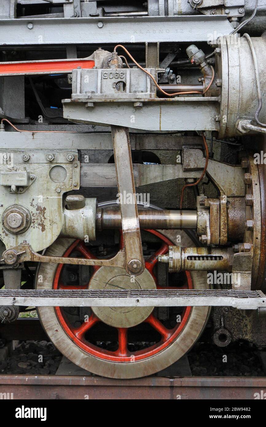 Die Radmaschine einer Lokomotive. Ausstellung alter Lokomotiven und Züge. Stockfoto