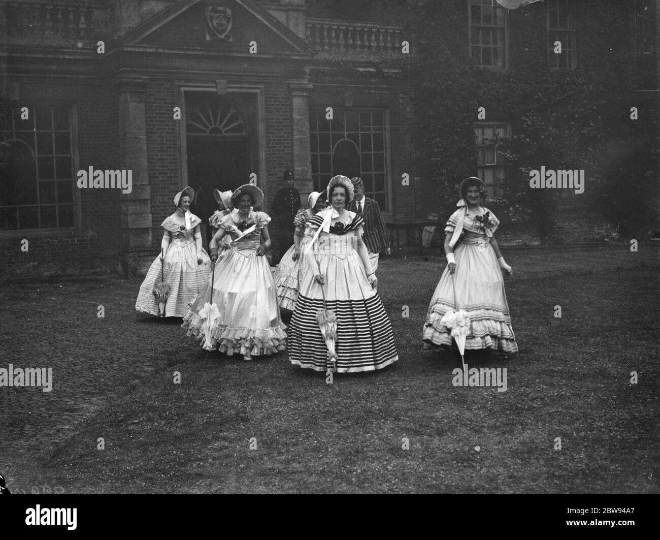 Mädchen in Periode Kleider im Lullingstone Park in der Nähe von Eynsford, Kent. 1938 . Stockfoto