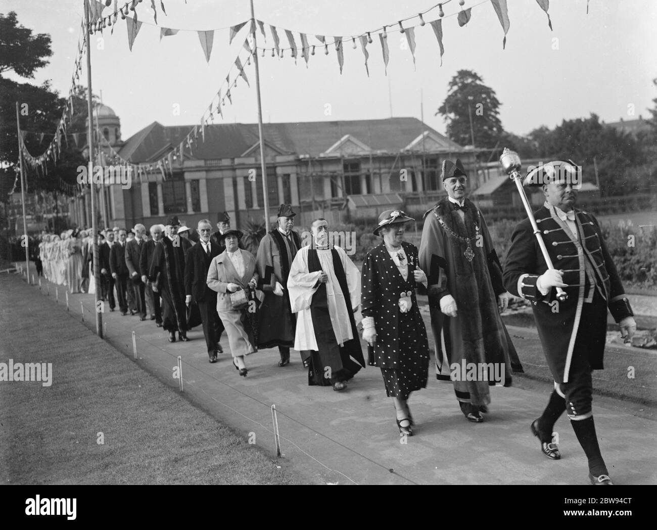 Die Dartford Carnival Queen und ihre Teilnehmer bei der her Krönung. 1937 . Stockfoto