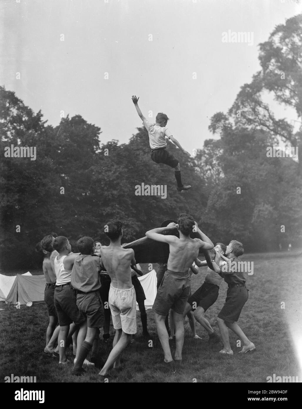 Kundschafter im Bexley Pfadfinder-Lager. Ein Scout wird von seinen Mitcampern die Beulen gegeben. 1937 Stockfoto