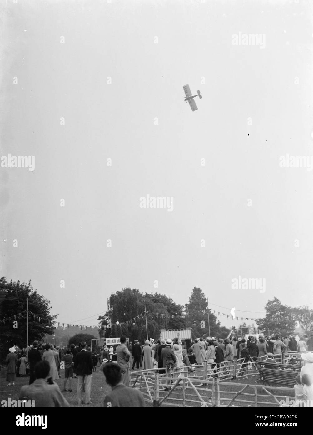 Ein Avro Avianat ( G-AAWH ) gibt der Menge beim Dartford Carnival in Kent eine Schau. 1937 Stockfoto