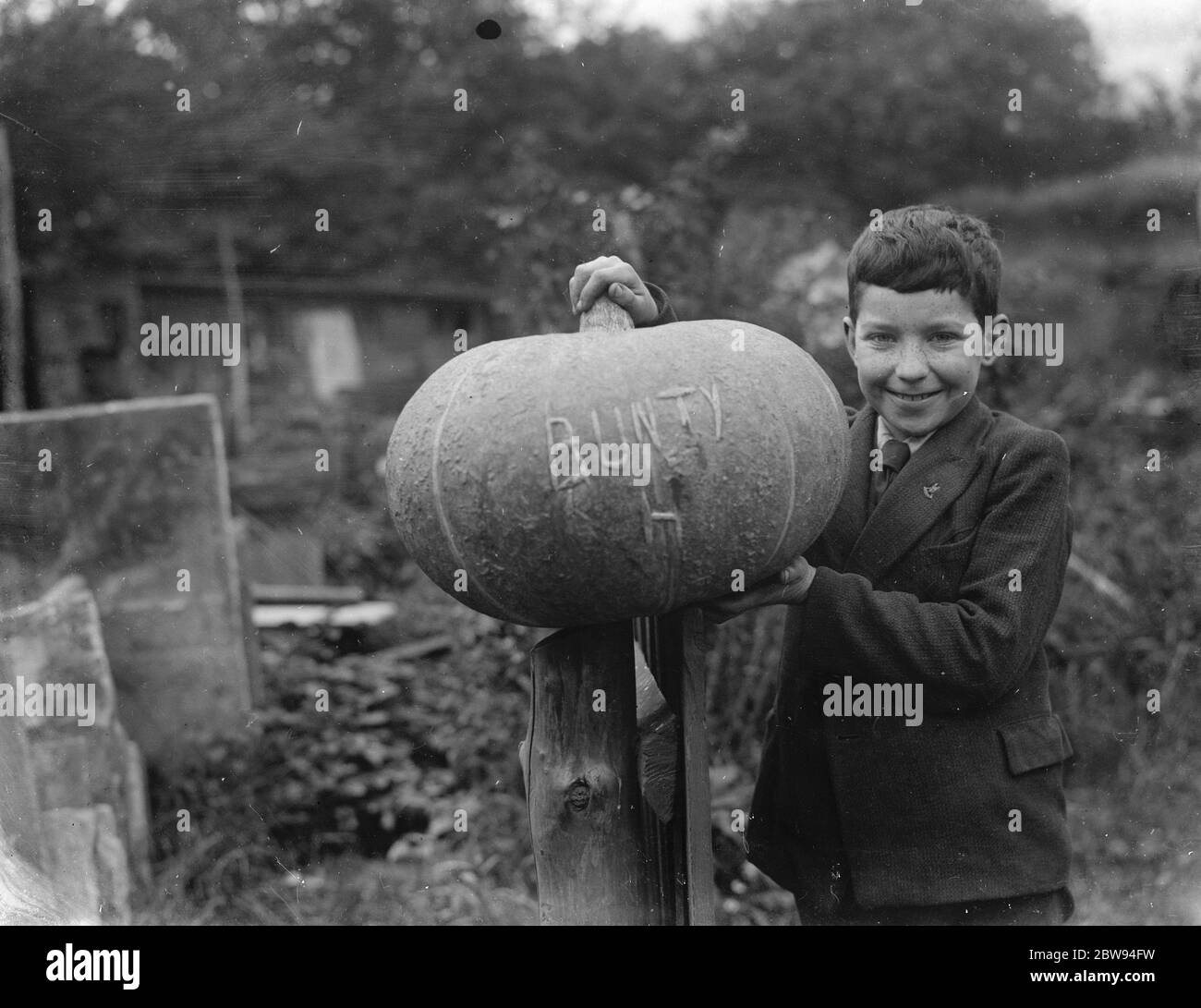 Edward Harrison aus North Cray, Kent, posiert mit dem Kürbis, den er wuchs. 1938 Stockfoto