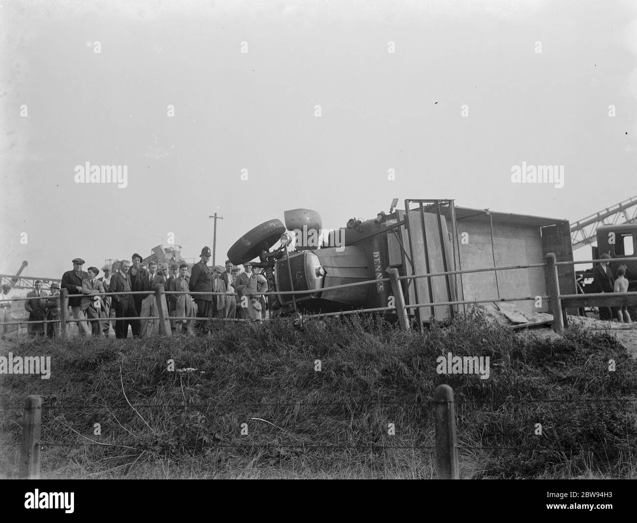 Ein umgekippter Lastwagen auf der Sidcup-Passhöhe in Kent. 1938 Stockfoto
