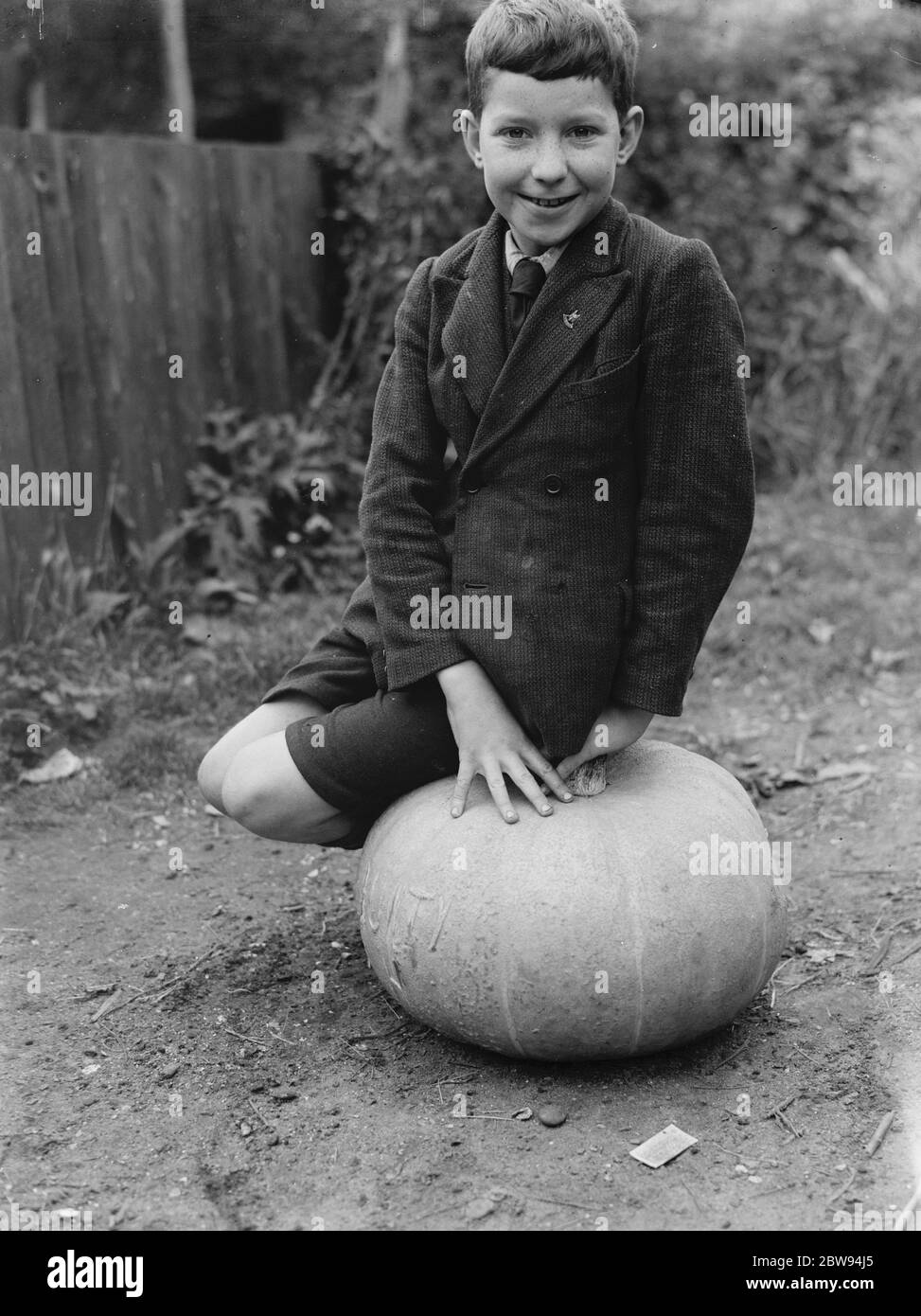 Edward Harrison aus North Cray, Kent, posiert mit dem Kürbis, den er wuchs. 1938 Stockfoto
