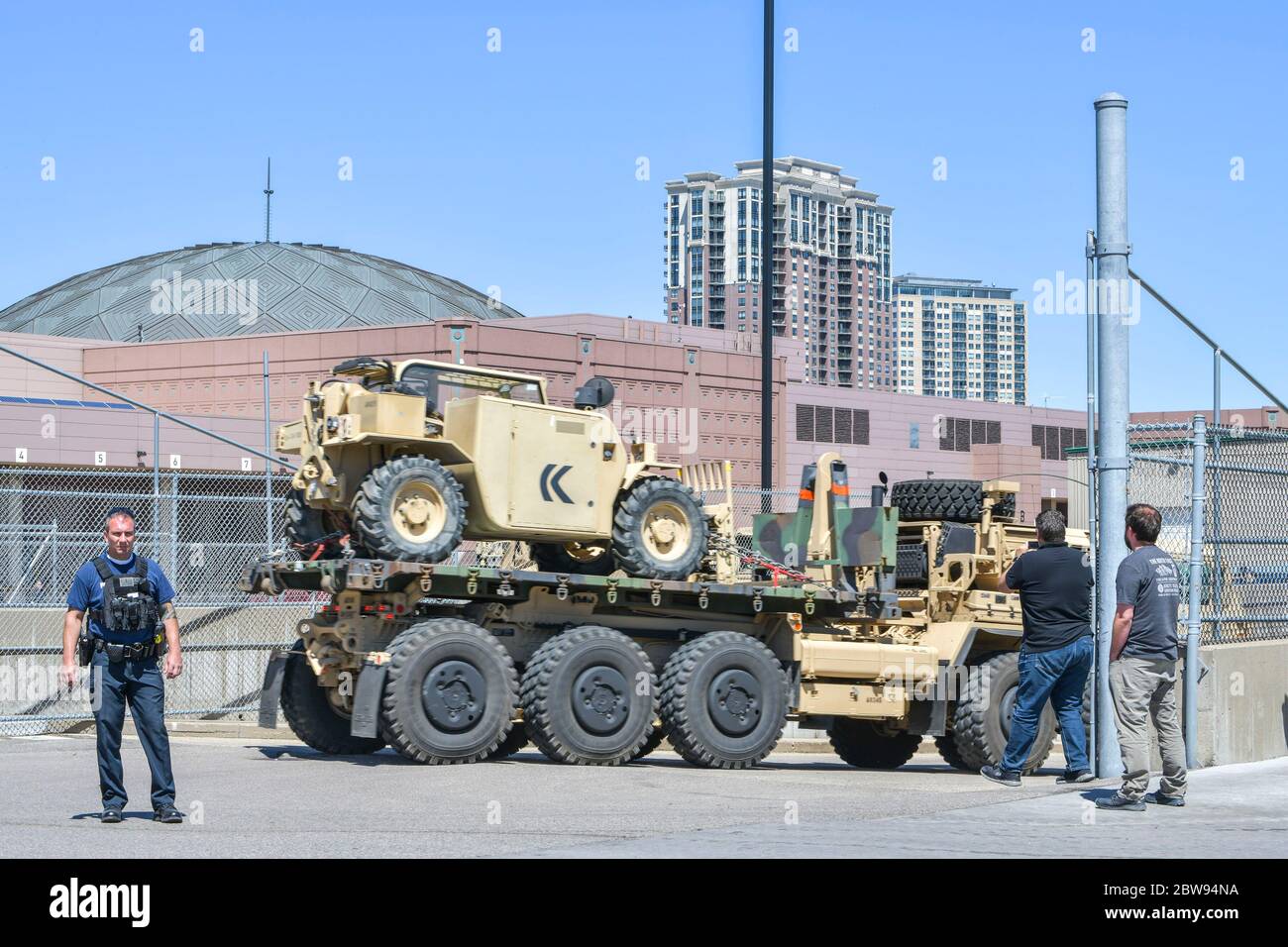 Minneapolis, MN, USA. Mai 2020. Nationalgarde Ankunft am Minneapolis Convention Center in Minneapolis, Minnesota am 30. Mai 2020. Kredit: Damairs Carter/Media Punch/Alamy Live News Stockfoto