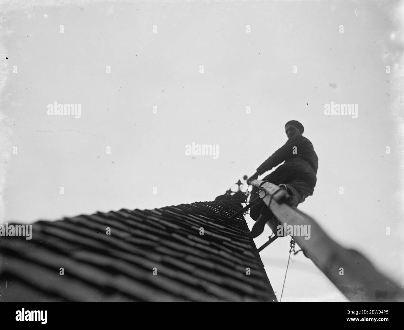 Mann arbeitet auf dem Kirchturm von North Cray Kirche, Kent. 1936 Stockfoto