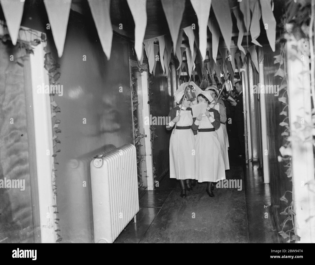 Chorknaben und Krankenschwestern singen Weihnachtslieder an Patienten im Erith Hospital in London. 1936 Stockfoto